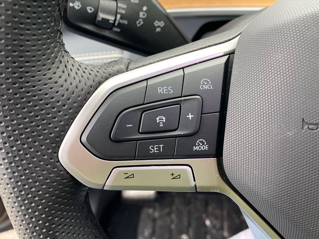 Used 2025 Volkswagen Tiguan SEL R-Line AWD/4WD image 17
