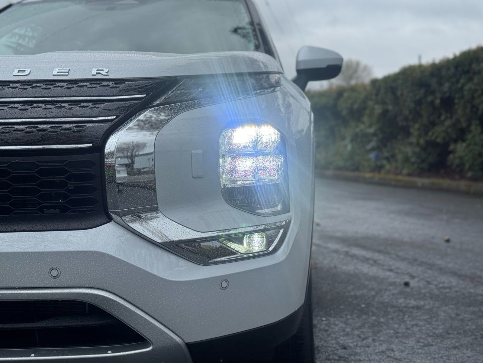 Used 2024 Mitsubishi Outlander 4WD Plug-In Hybrid image 3