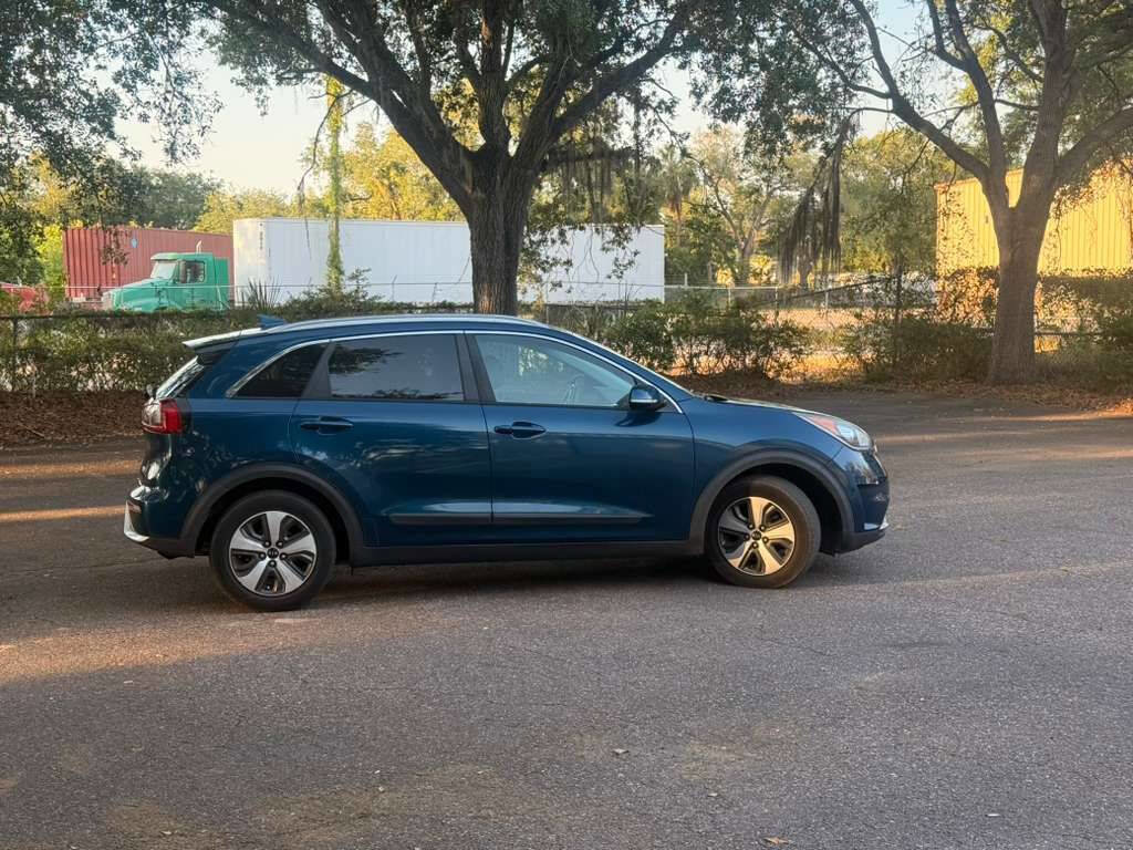 Used 2017 Kia Niro EX FWD image 4