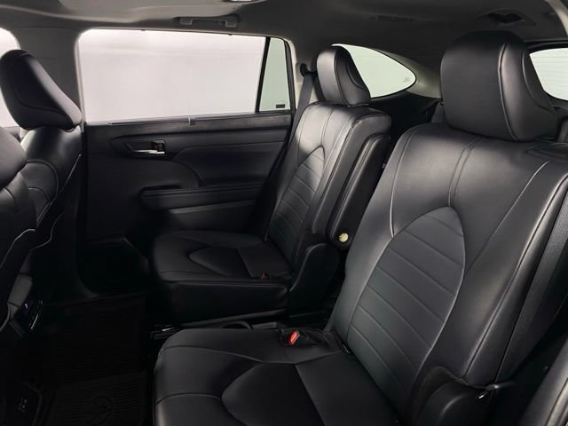Used 2024 Toyota Highlander XLE FWD image 16