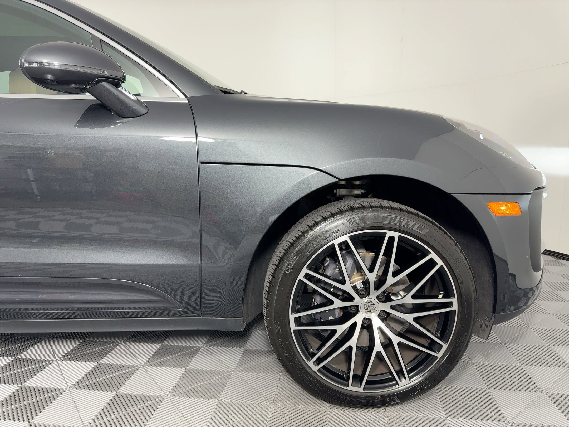 Certified 2025 Porsche Macan image 12