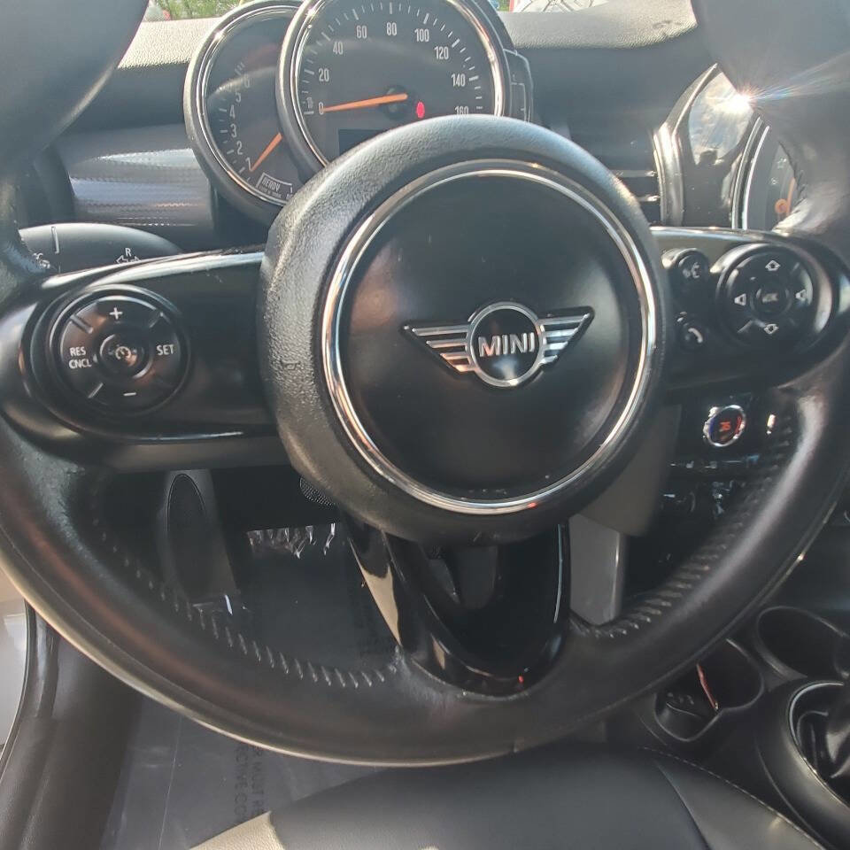 Used 2019 MINI Cooper 4-Door Hardtop image 16