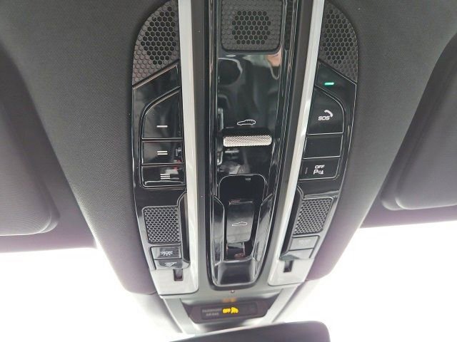 Used 2022 Porsche Cayenne Platinum Edition image 25