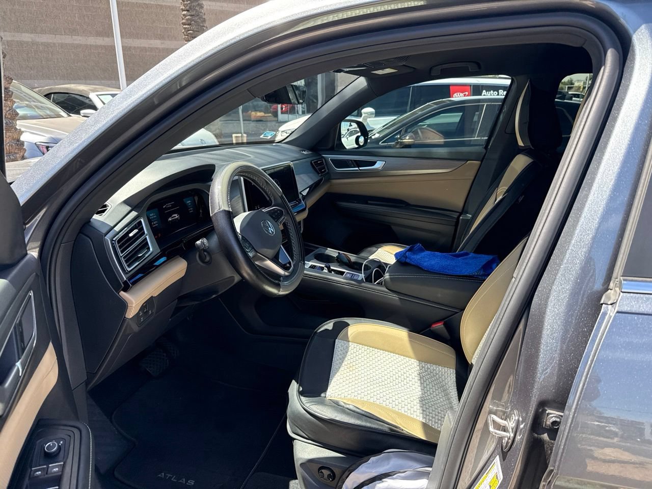Used 2024 Volkswagen Atlas Cross Sport SE FWD image 4