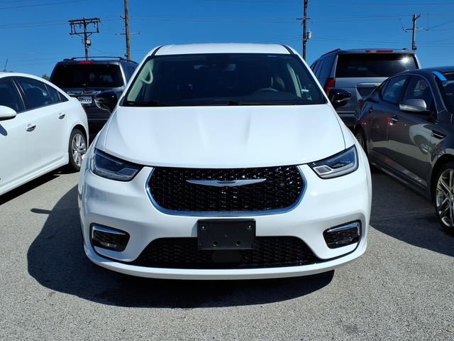 Used 2024 Chrysler Pacifica Touring-L FWD image 2