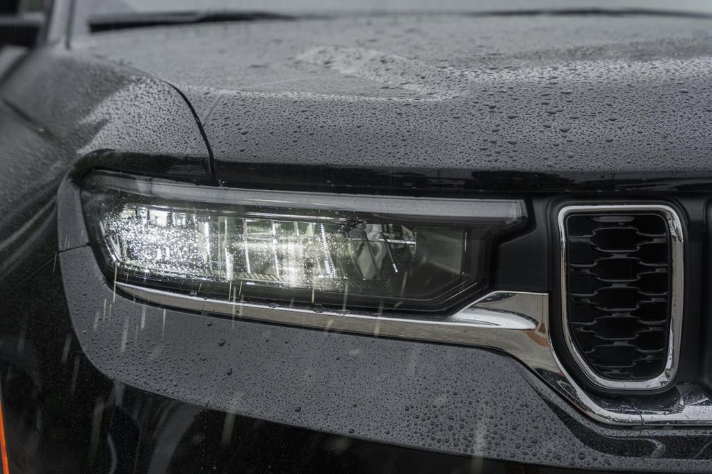 New 2025 Jeep Grand Cherokee Laredo X w/ Luxury Tech Group I image 13