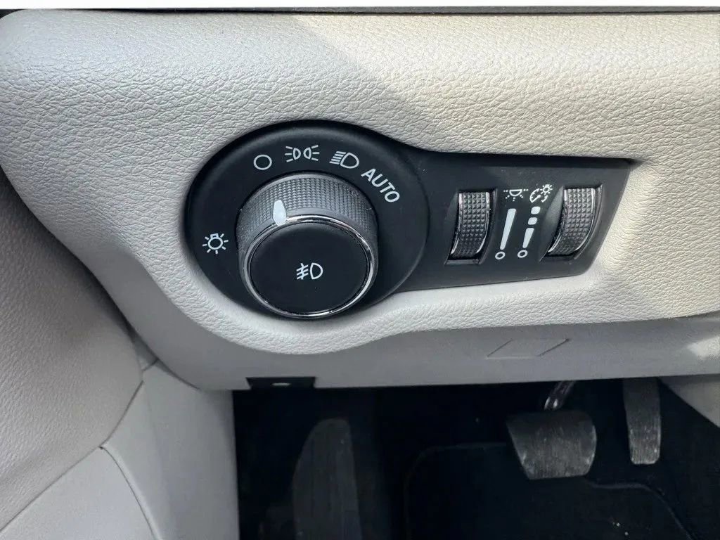 Used 2023 Chrysler Pacifica Touring-L image 23