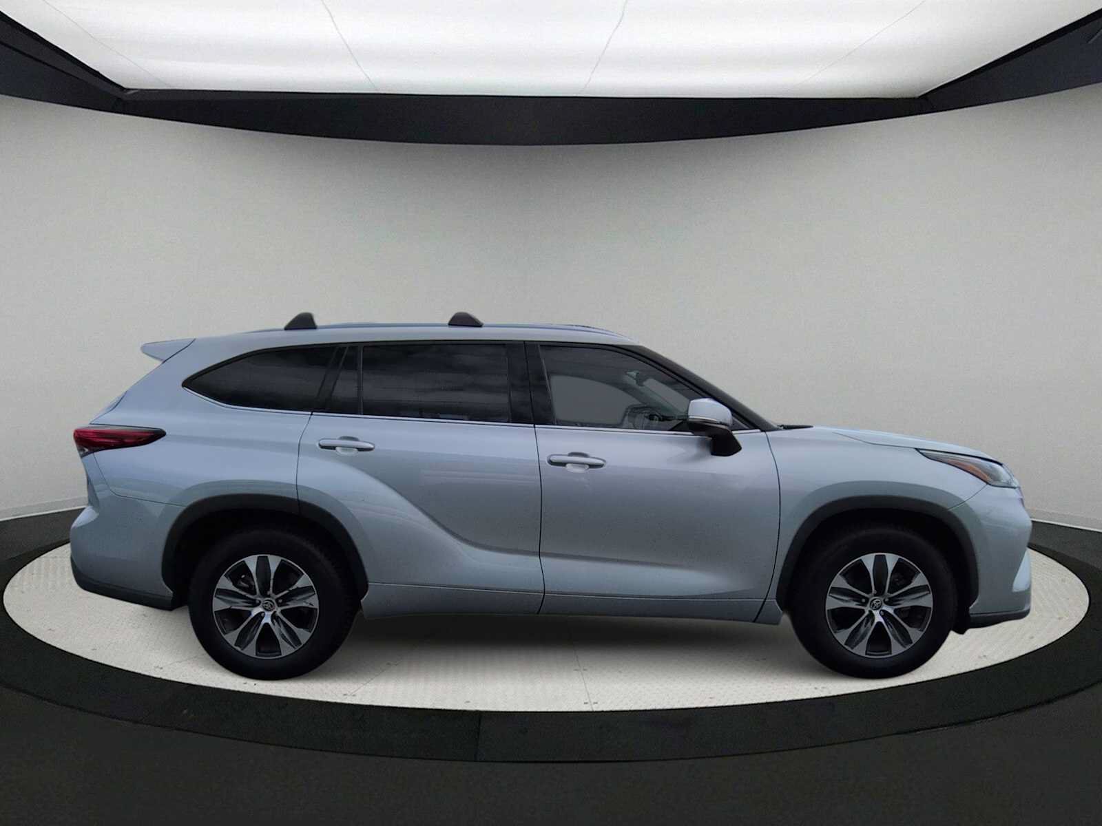 Used 2021 Toyota Highlander XLE FWD image 9