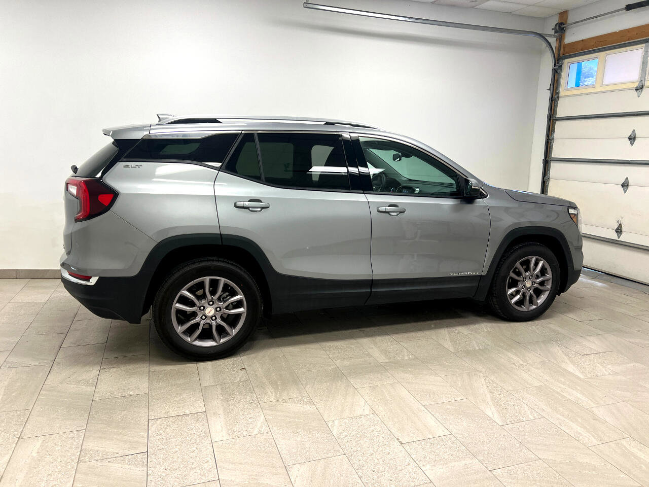 Used 2024 GMC Terrain SLT image 11