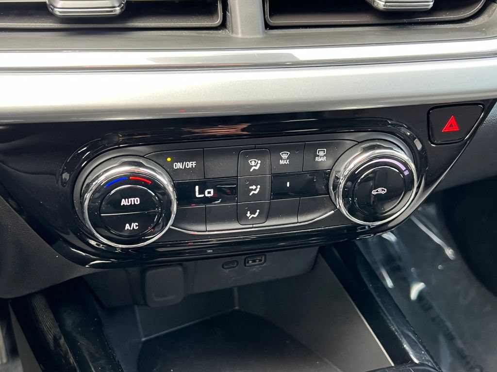 Used 2025 Chevrolet Trax LT FWD image 26