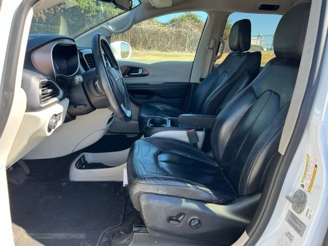 Used 2017 Chrysler Pacifica Touring-L w/ Tire & Wheel Group FWD image 12