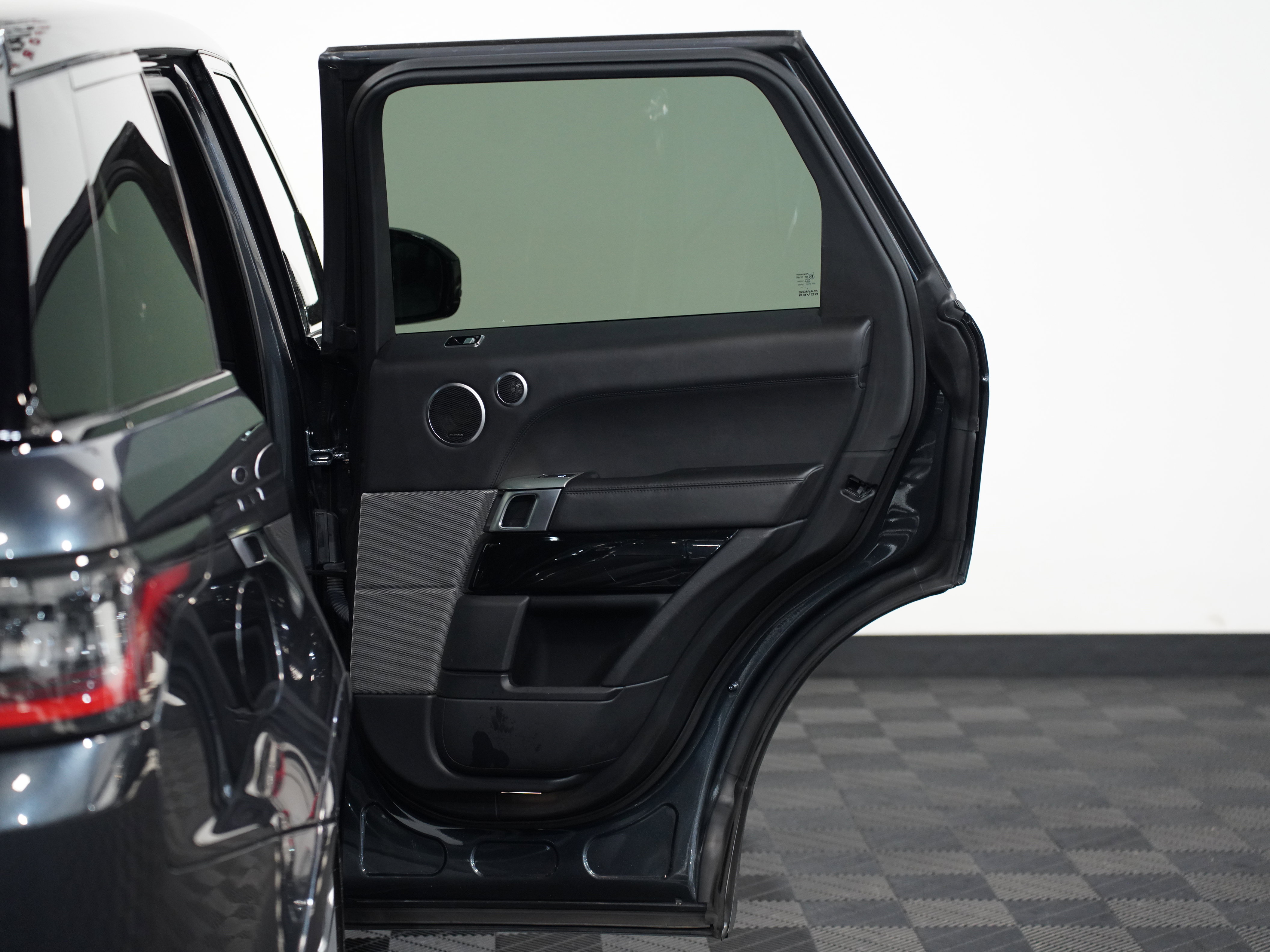 Used 2018 Land Rover Range Rover Sport SVR image 25