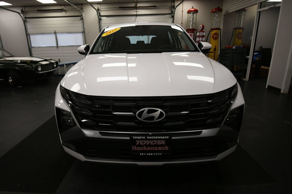 Used 2025 Hyundai Tucson SE AWD/4WD image 3