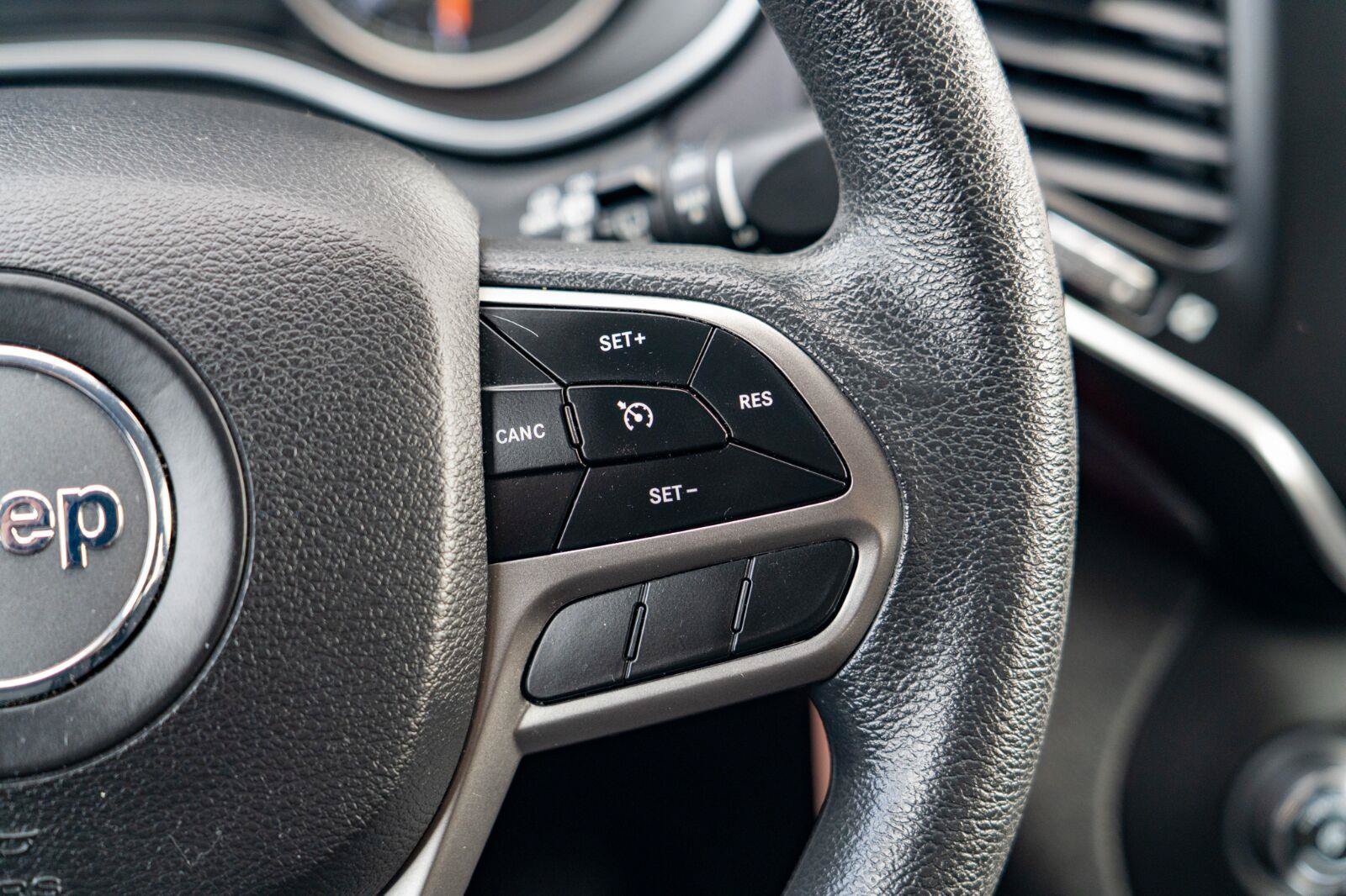 Used 2019 Jeep Cherokee Latitude w/ Popular Appearance Group FWD image 20