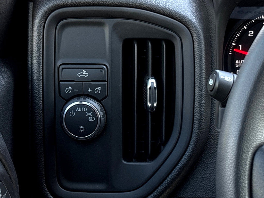 Used 2025 Chevrolet Silverado 1500 Custom image 12
