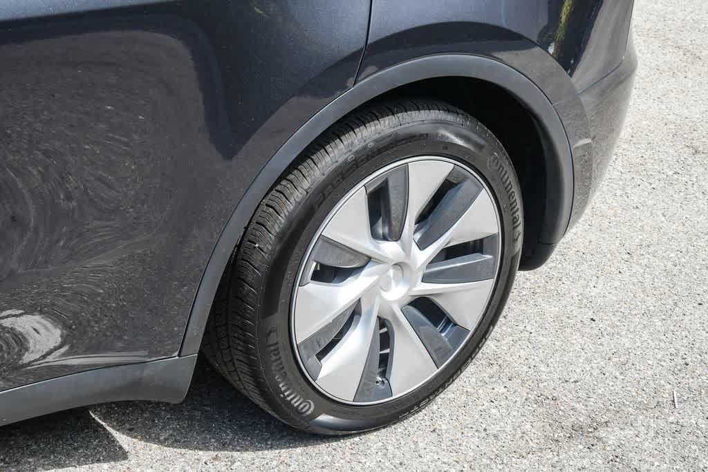 Used 2024 Tesla Model Y 2WD image 12