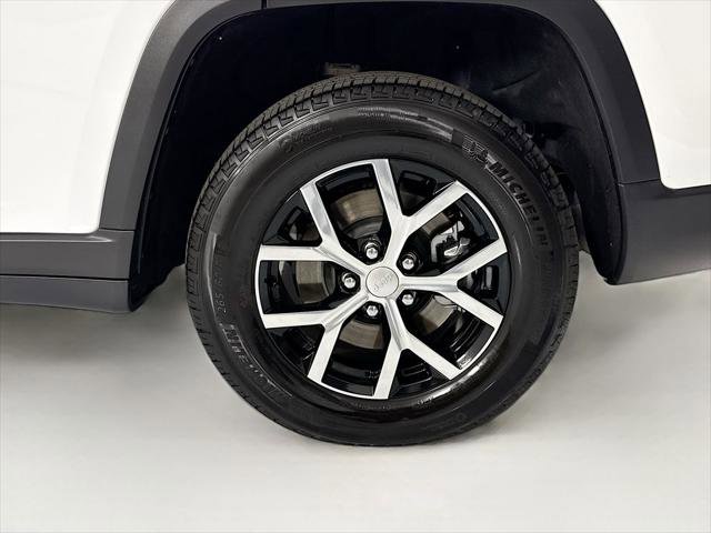 Used 2025 Jeep Grand Cherokee L Limited w/ Luxury Tech Group II AWD/4WD image 32