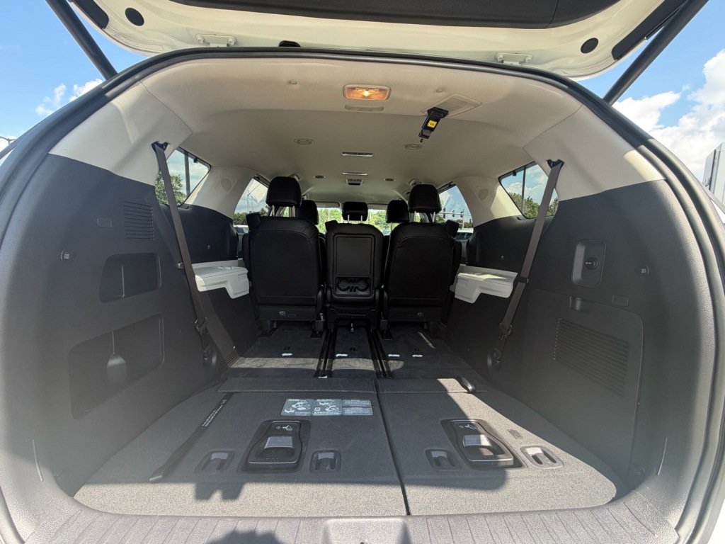 Used 2024 Kia Carnival EX FWD image 5