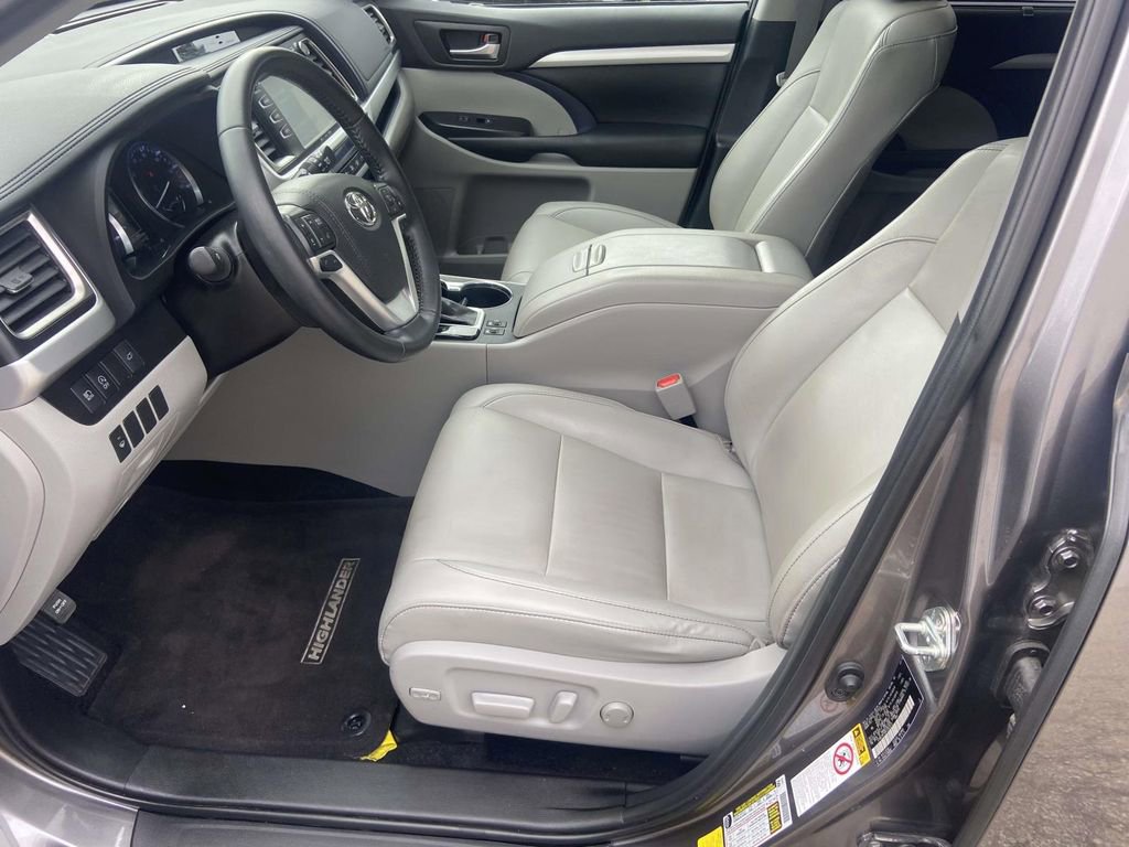 Used 2019 Toyota Highlander XLE image 18