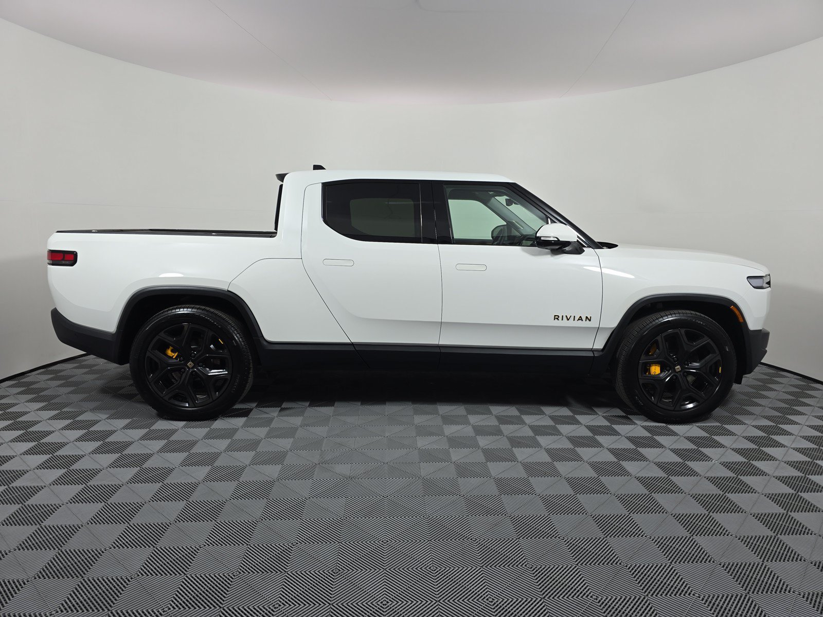 Used 2025 Rivian R1T Premium AWD/4WD image 6