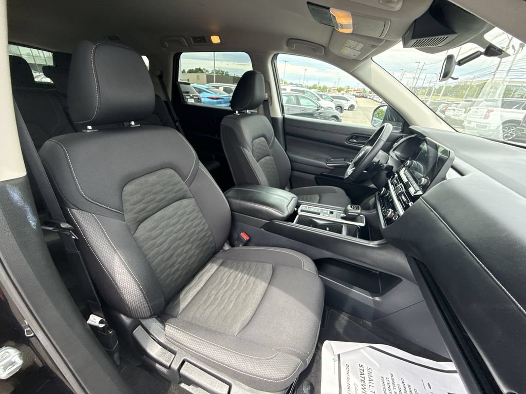 Used 2025 Nissan Pathfinder SV FWD image 24