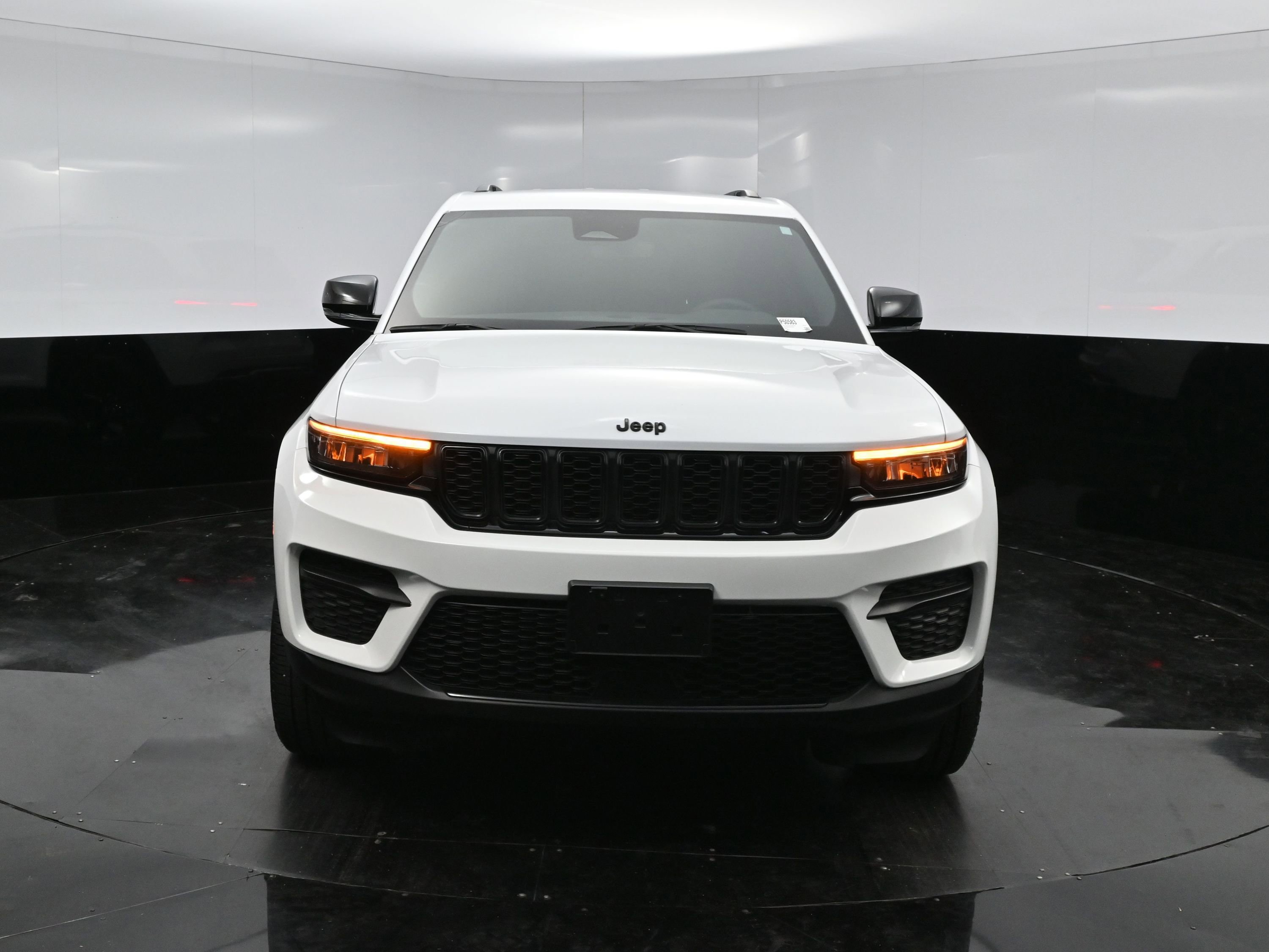 Used 2023 Jeep Grand Cherokee Altitude image 2