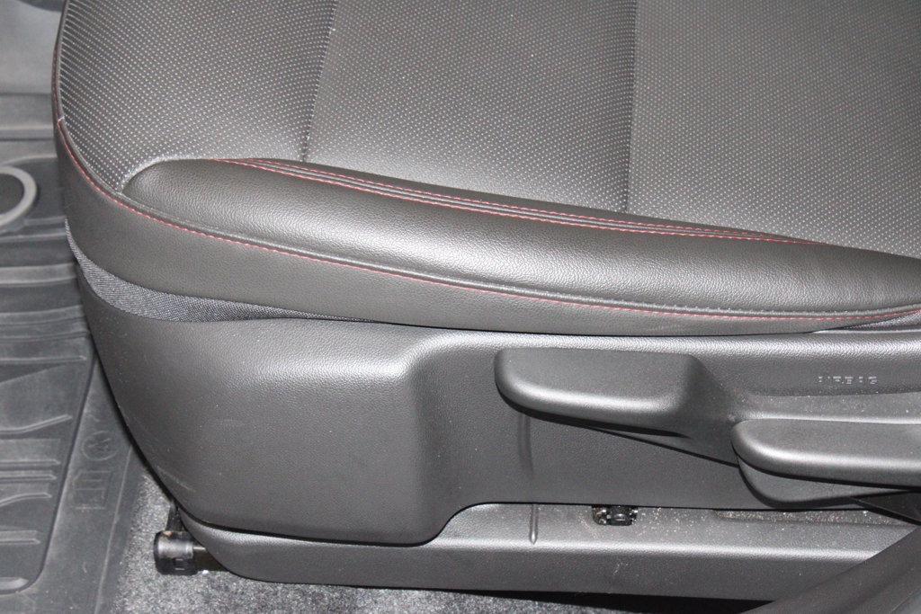 Used 2024 Chevrolet Trax RS w/ Sunroof Package FWD image 23