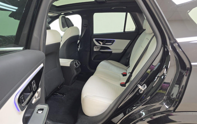 Used 2024 Mercedes-Benz GLC 300 4MATIC w/ AMG Line image 8