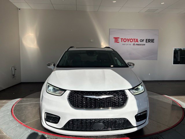 Used 2022 Chrysler Pacifica Limited FWD image 2