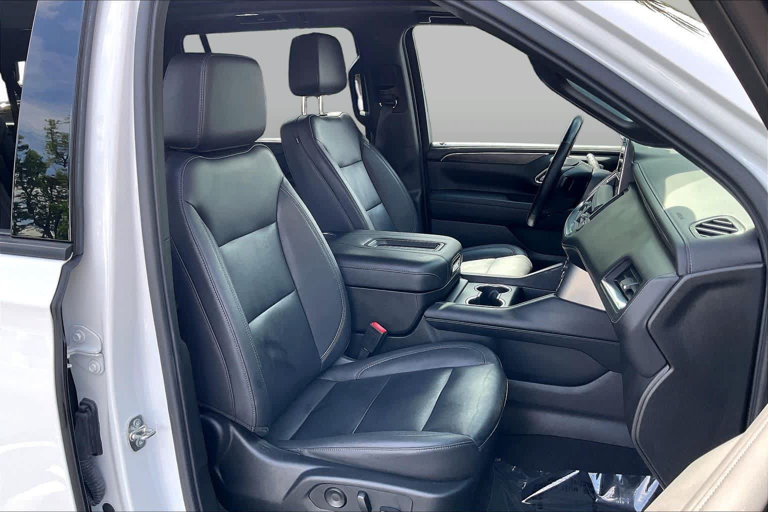 Used 2023 Chevrolet Suburban Z71 w/ Luxury Package AWD/4WD image 8