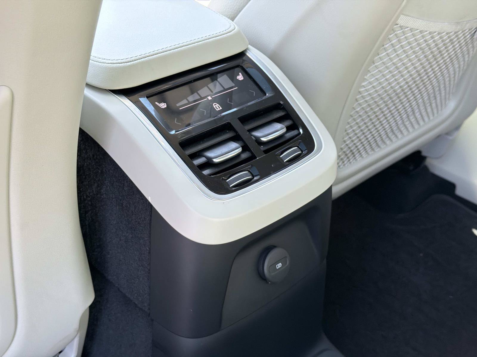 Certified 2025 Volvo XC90 T8 Plus w/ Protection Package Premier AWD/4WD image 22