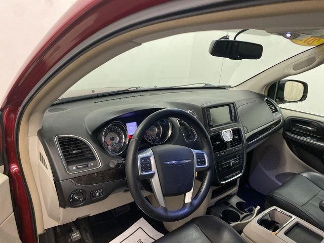 Used 2013 Chrysler Town & Country Touring image 8