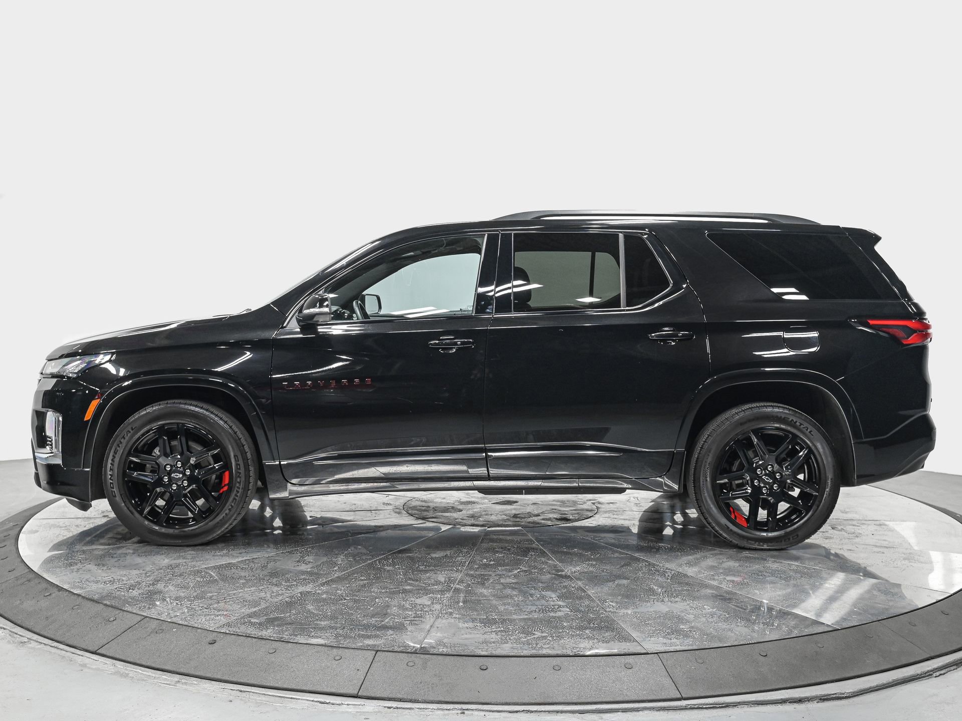 Used 2023 Chevrolet Traverse Premier w/ Redline Edition image 2