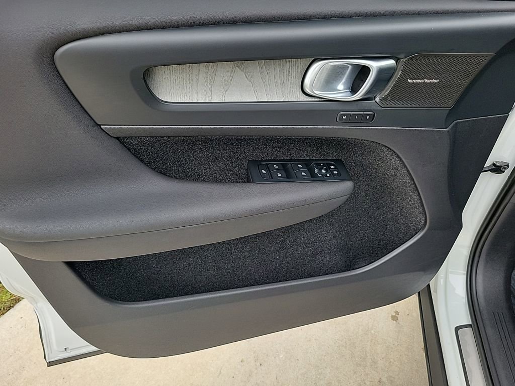 Used 2023 Volvo XC40 B4 Plus w/ Driver Assist Package image 15