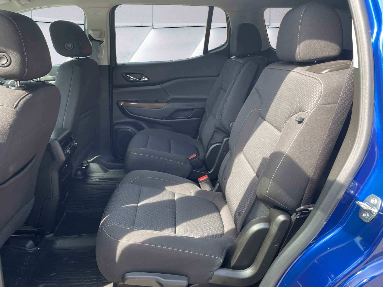 Used 2023 GMC Acadia SLE image 14