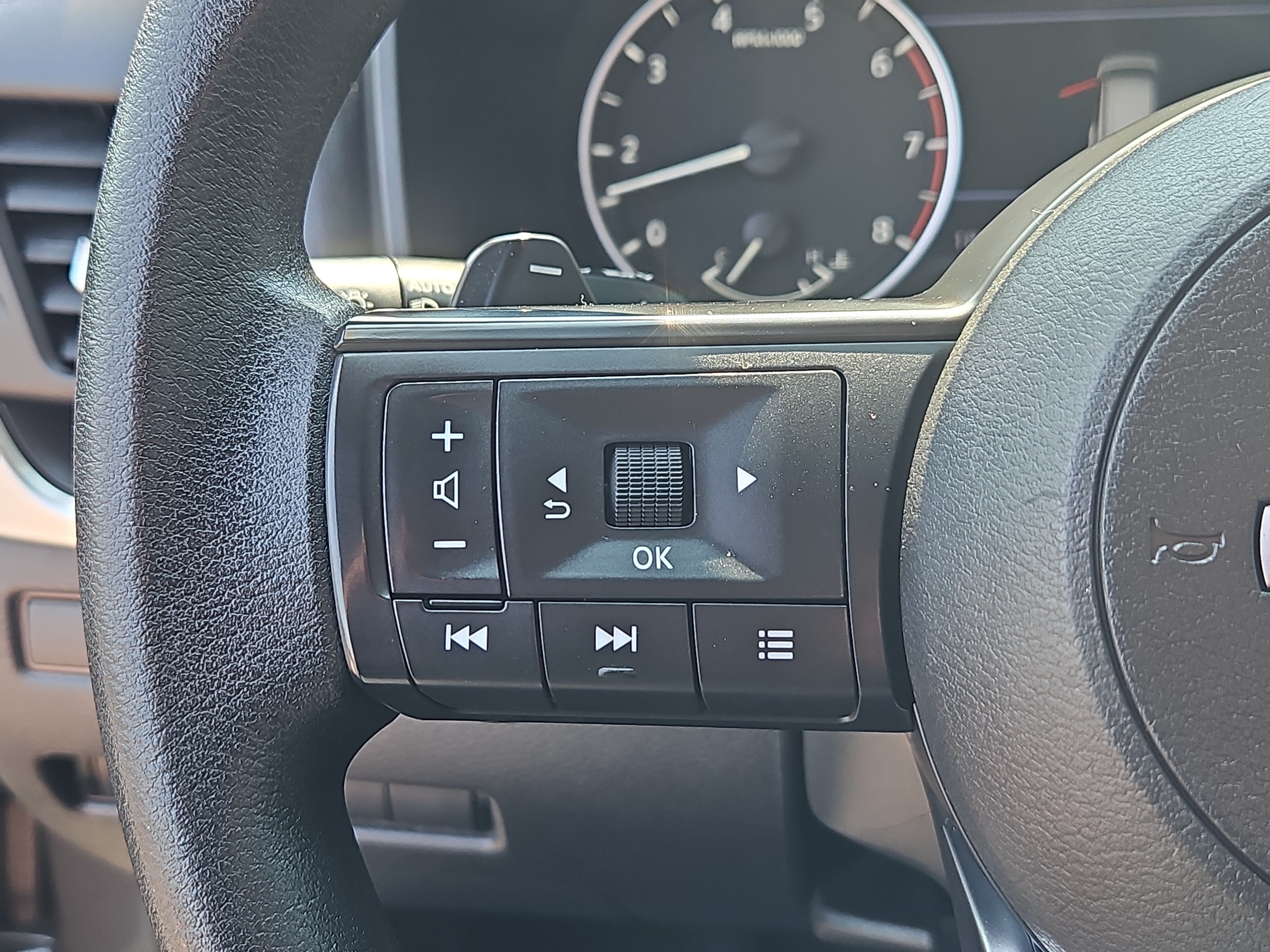 Used 2023 Nissan Rogue S AWD/4WD image 17