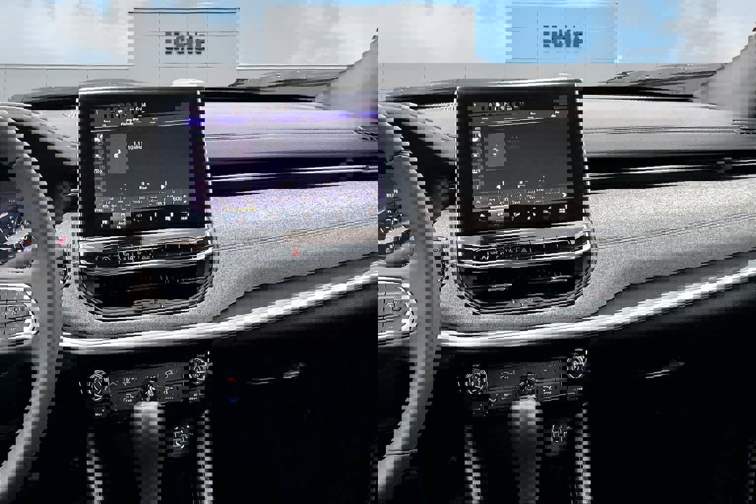 Used 2024 Jeep Compass Latitude image 17