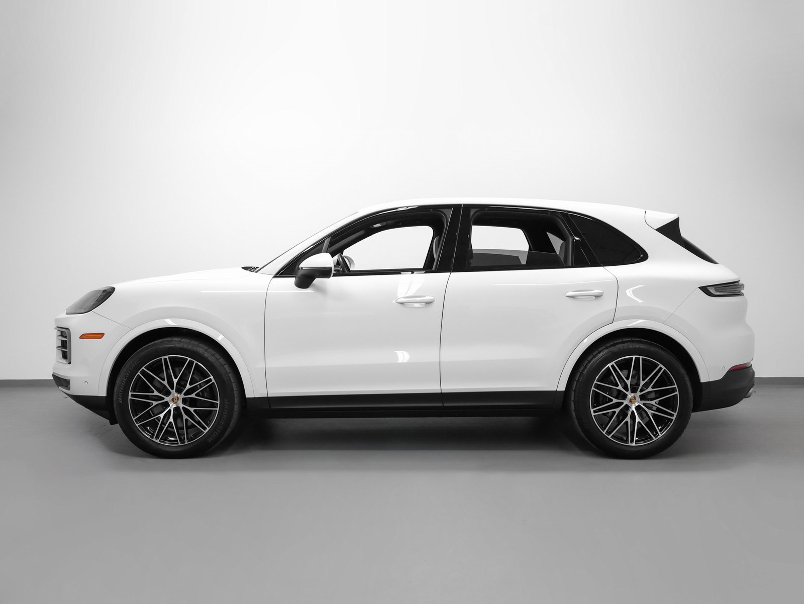 Used 2024 Porsche Cayenne image 2