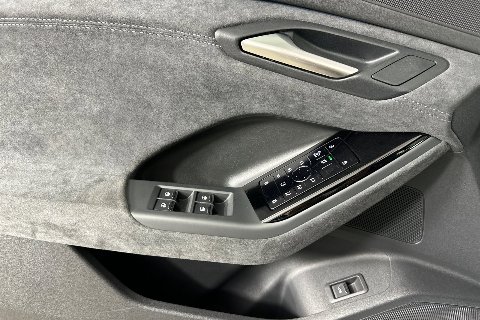 New 2025 Audi SQ6 e-tron Premium Plus AWD/4WD image 10