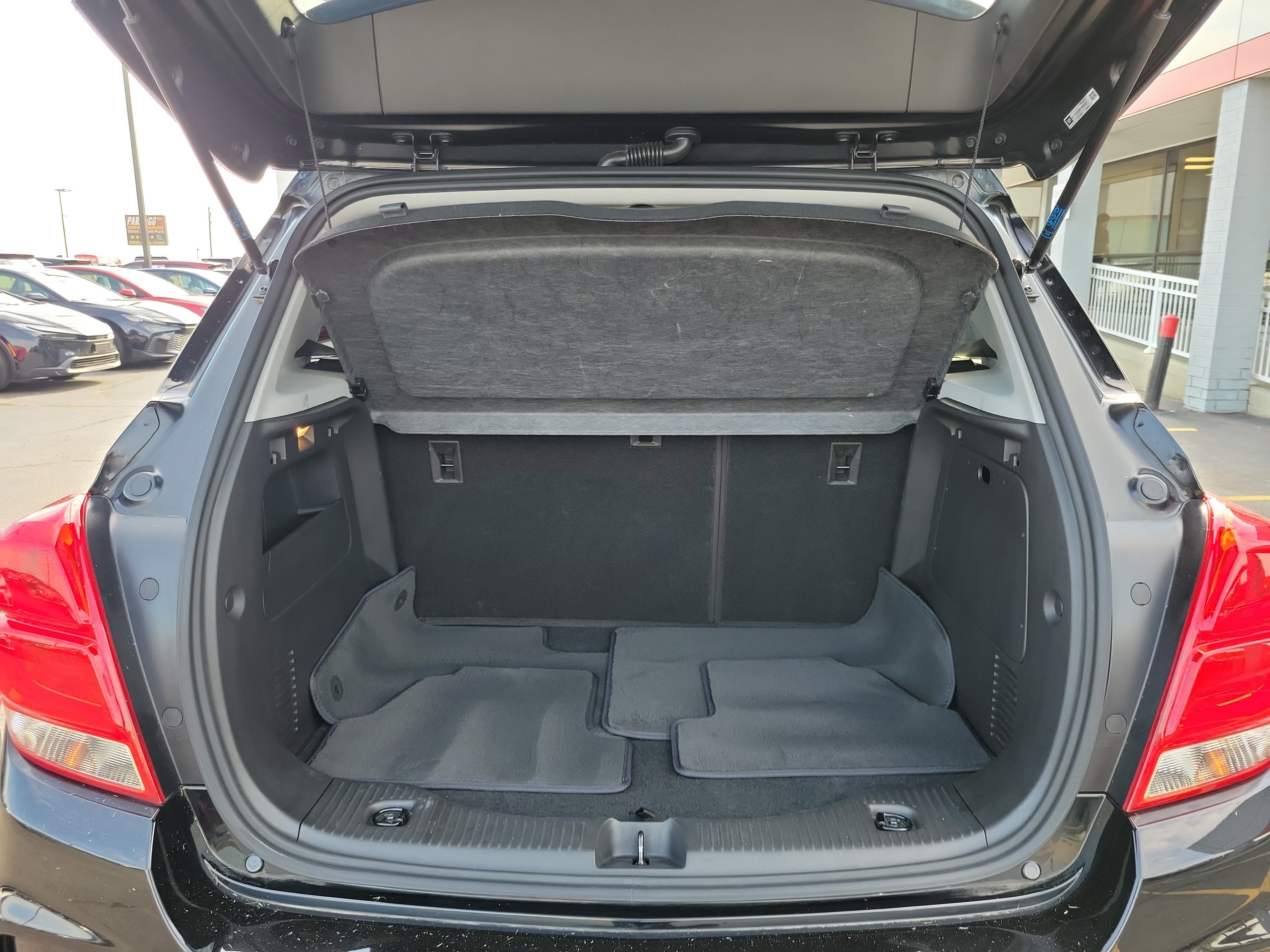 Used 2020 Chevrolet Trax LT w/ LT Convenience Package FWD image 8