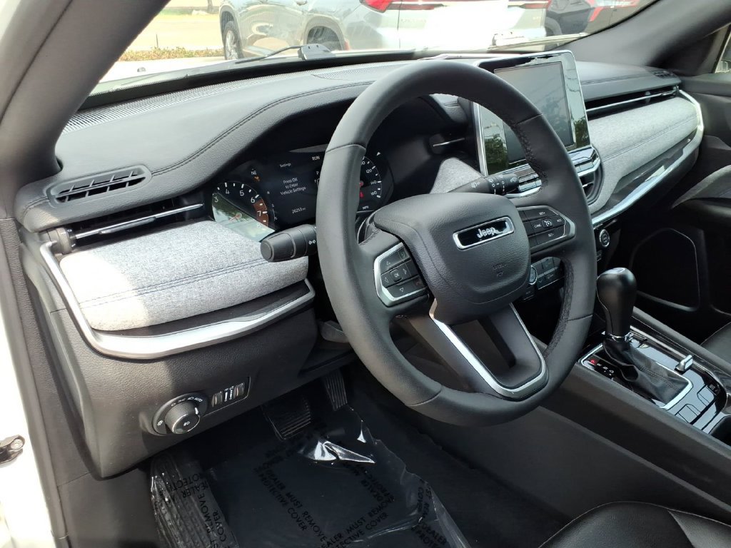 Used 2025 Jeep Compass Latitude AWD/4WD image 11
