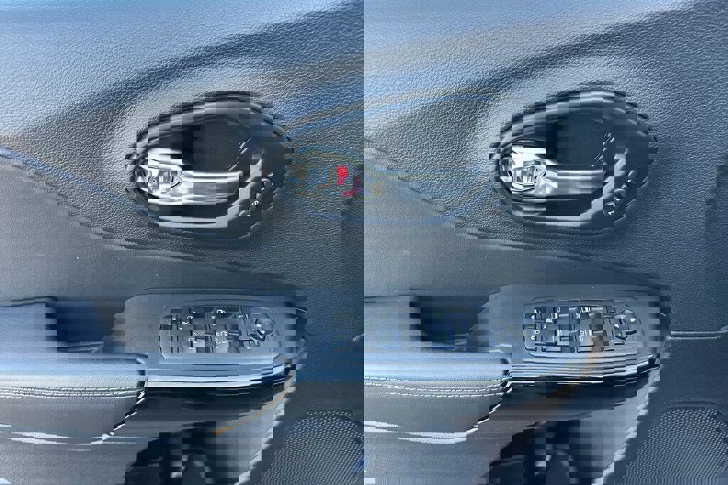 Used 2023 Jeep Cherokee Altitude Lux w/ Lux Elite Package image 11