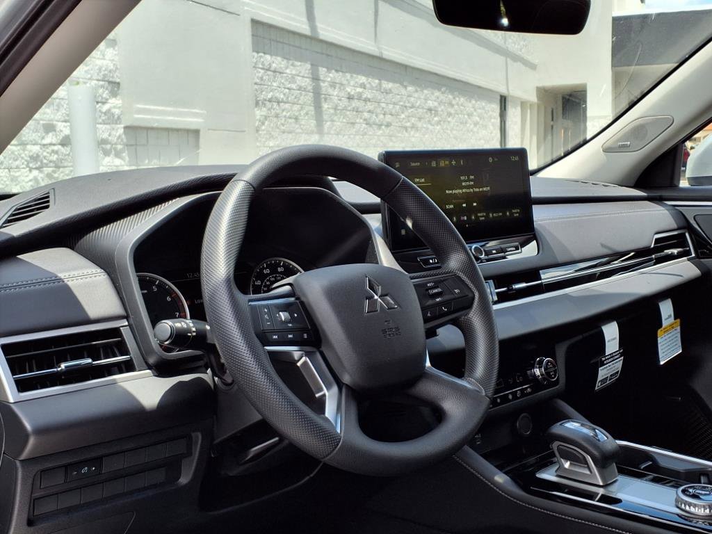 New 2025 Mitsubishi Outlander ES image 6