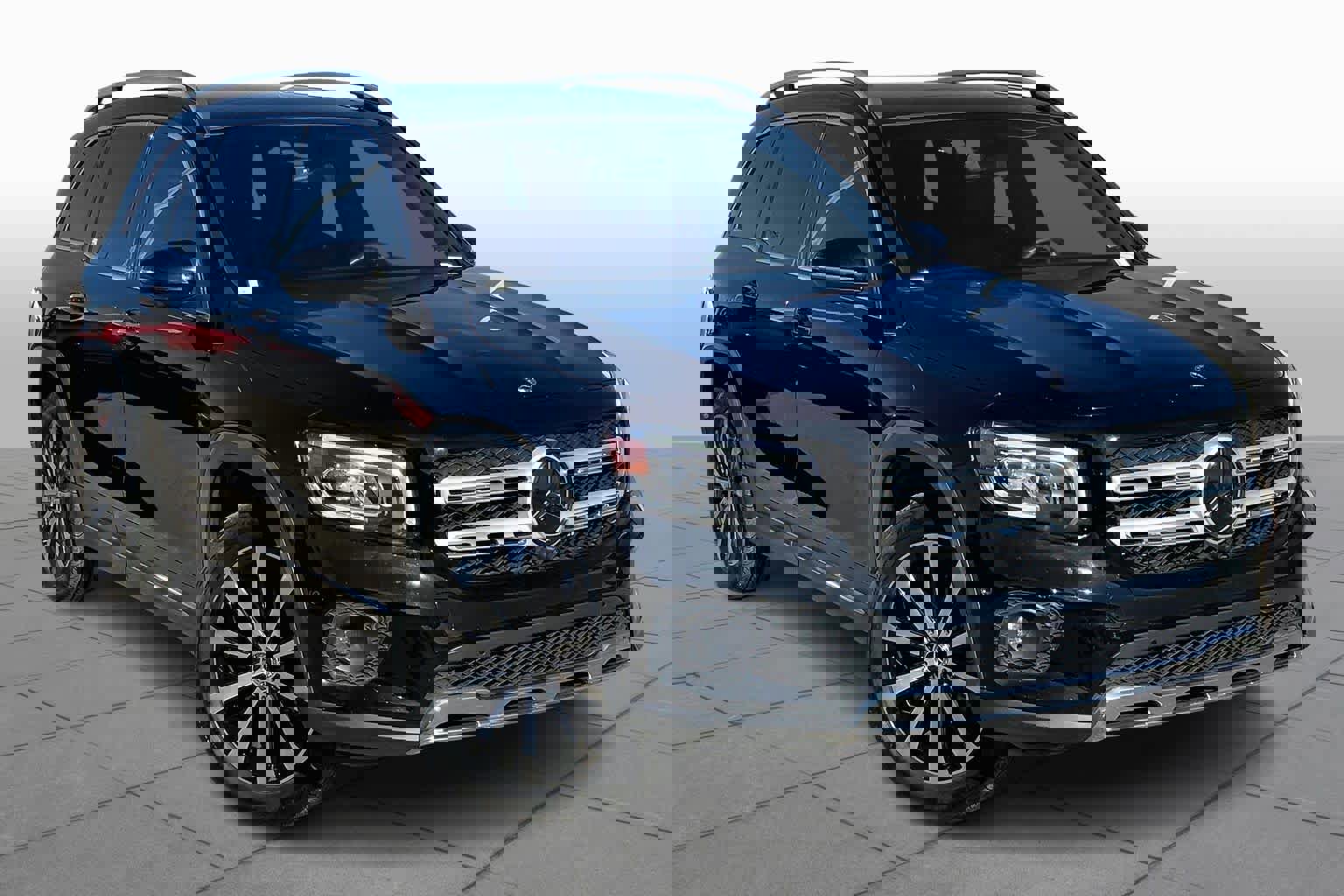 Used 2022 Mercedes-Benz GLB 250 w/ Premium Package Lite image 3