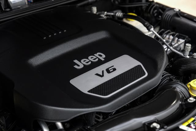 Used 2017 Jeep Wrangler Rubicon w/ Power Convenience Group AWD/4WD image 3