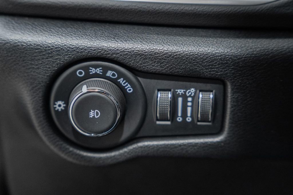 Used 2025 Chrysler Pacifica Select image 43