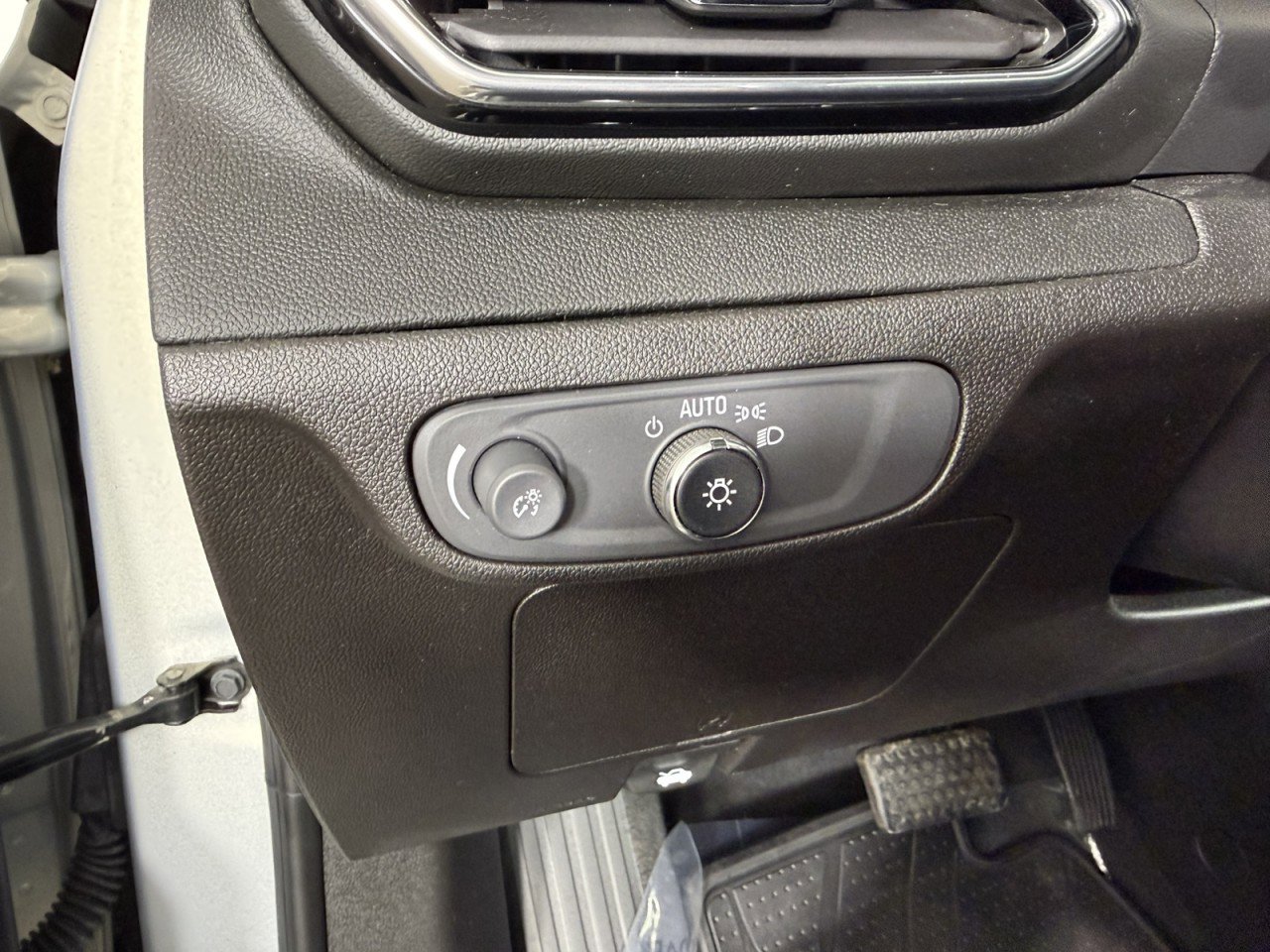 Used 2023 Chevrolet Bolt EUV Premier w/ Sun & Sound Package FWD image 25