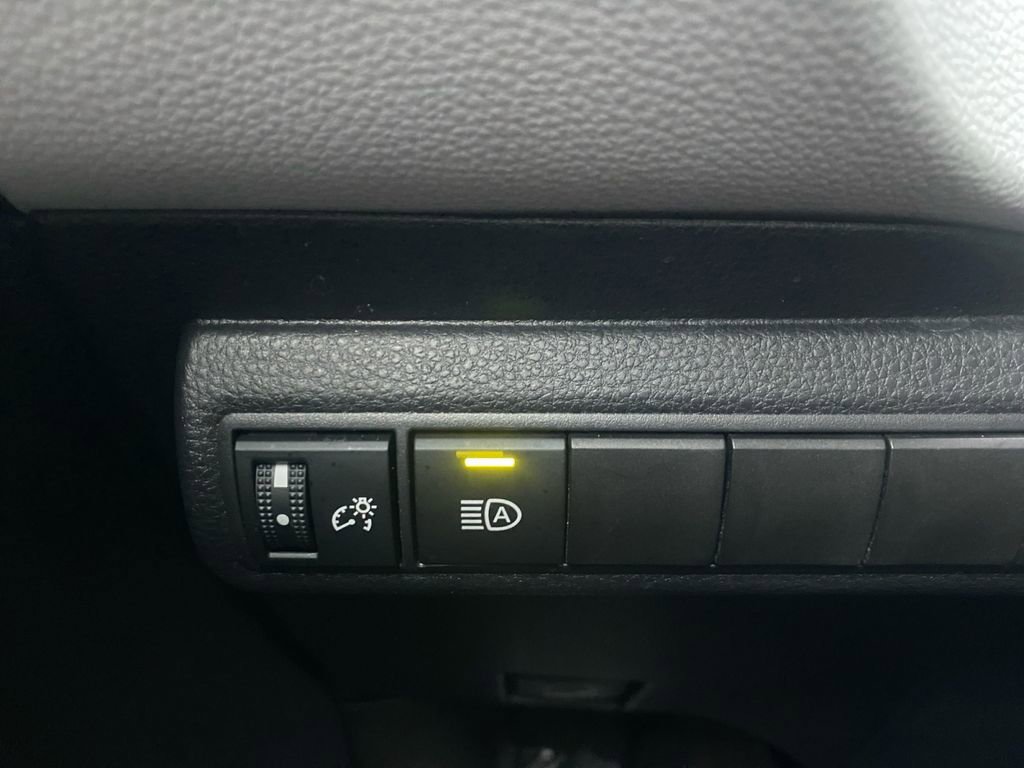 Used 2025 Toyota Corolla SE image 30