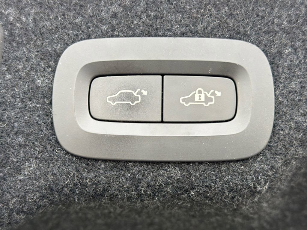 Used 2017 Volvo S90 T6 Momentum w/ Vision Package image 19