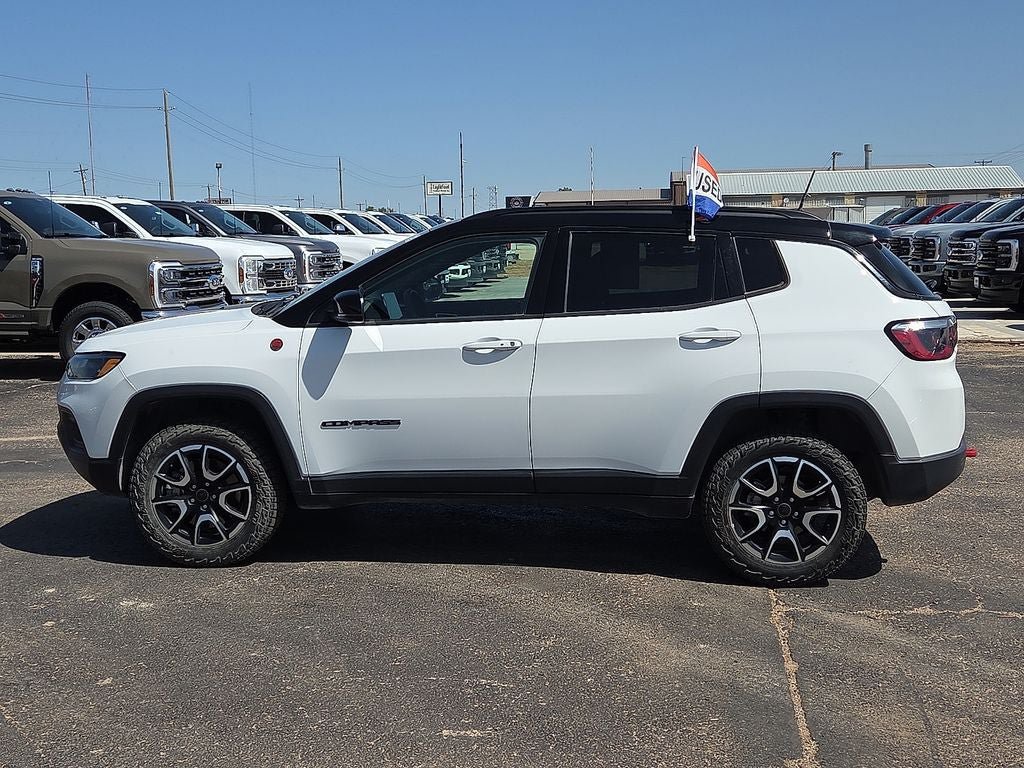 Used 2025 Jeep Compass Trailhawk AWD/4WD image 2
